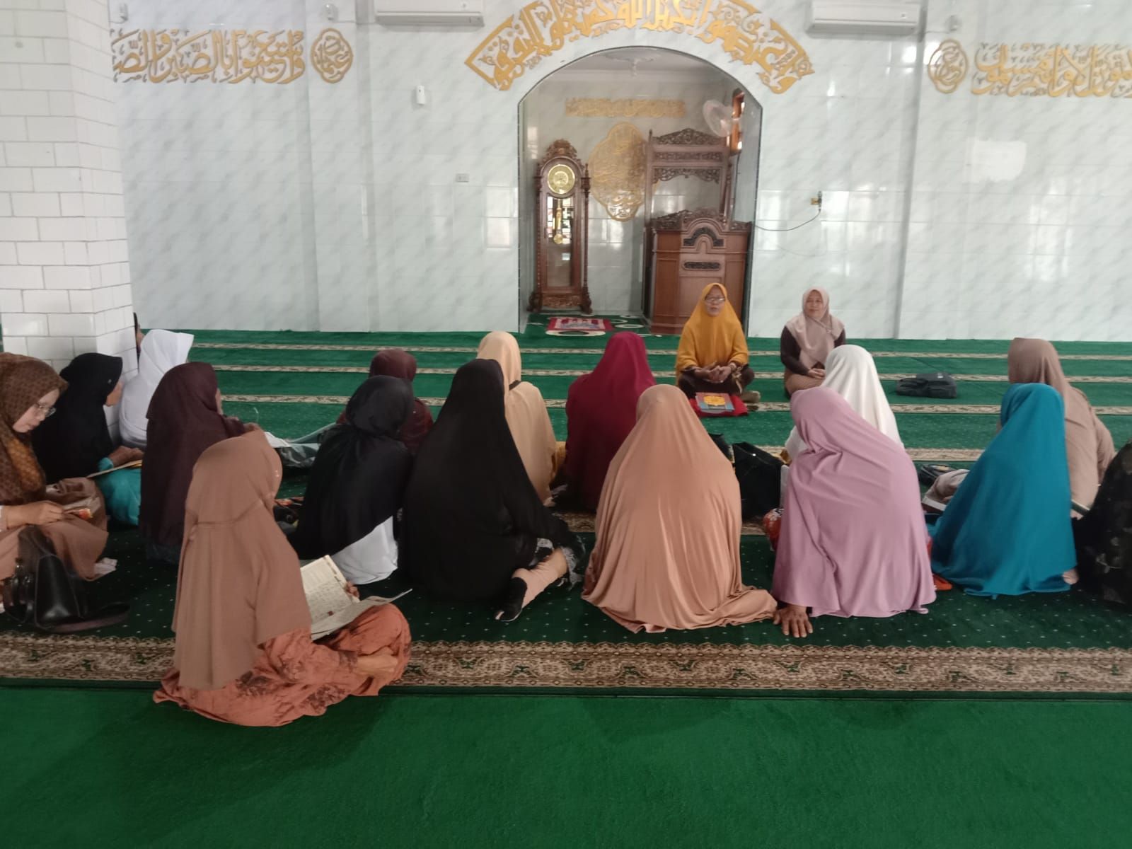 Pembinaan Keagamaan Majlis Taklim Wanita Islam di Masjid Babussalam