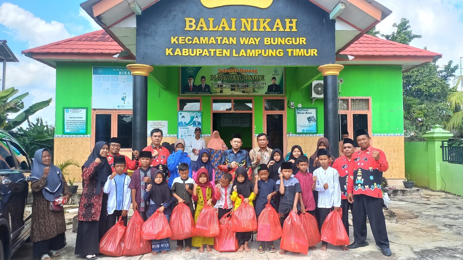 Pegawai KUA Way Bungur Berbagi Kebahagiaan di Lebaran anak Yatim
