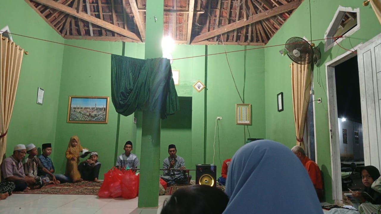 Doa Bersama dan Santunan Anak Yatim Warnai Malam 10 Muharram di Musholla Darul Hikam Tegal Ombo 