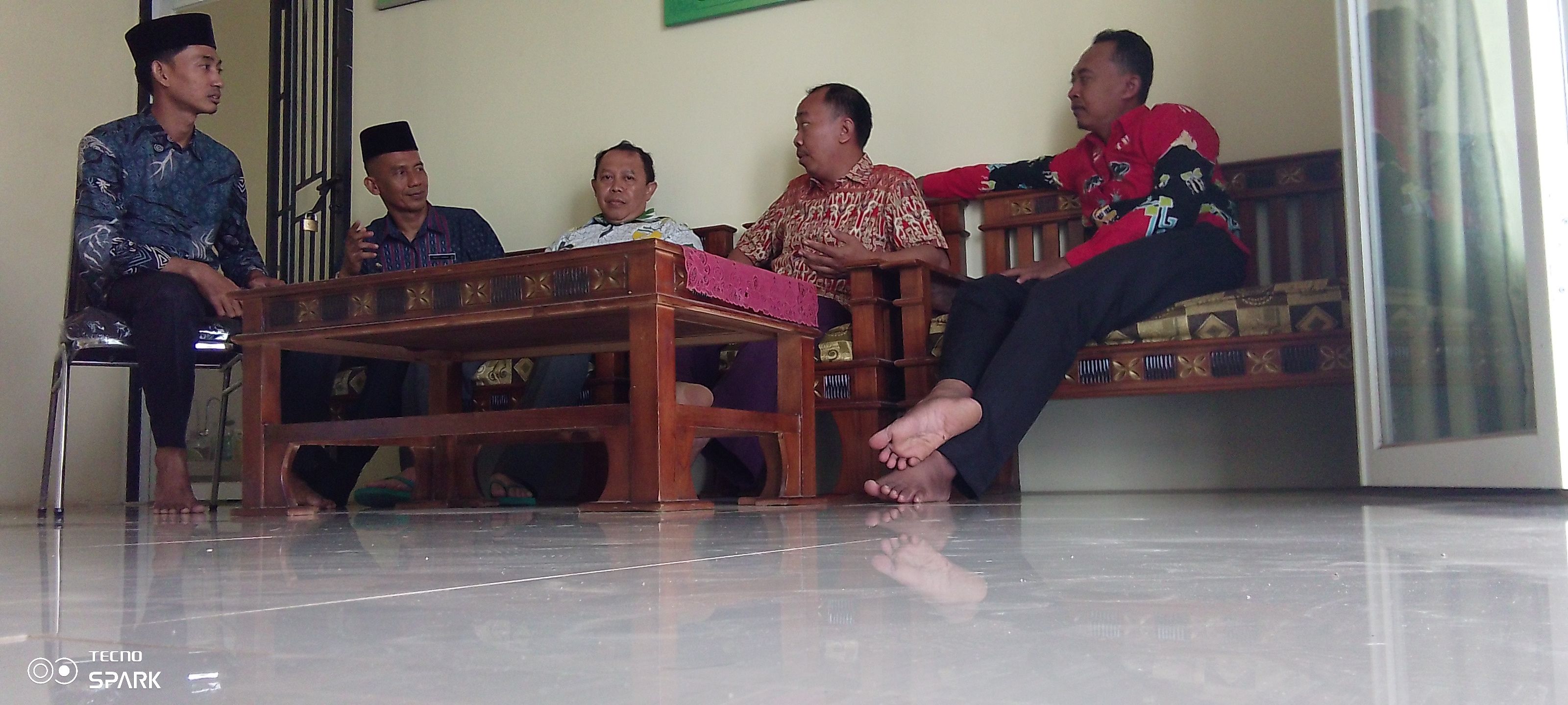 CELOTEH ANTAR PEGAWAI UNTUK MEMUPUK RASA KEAKRABAN 