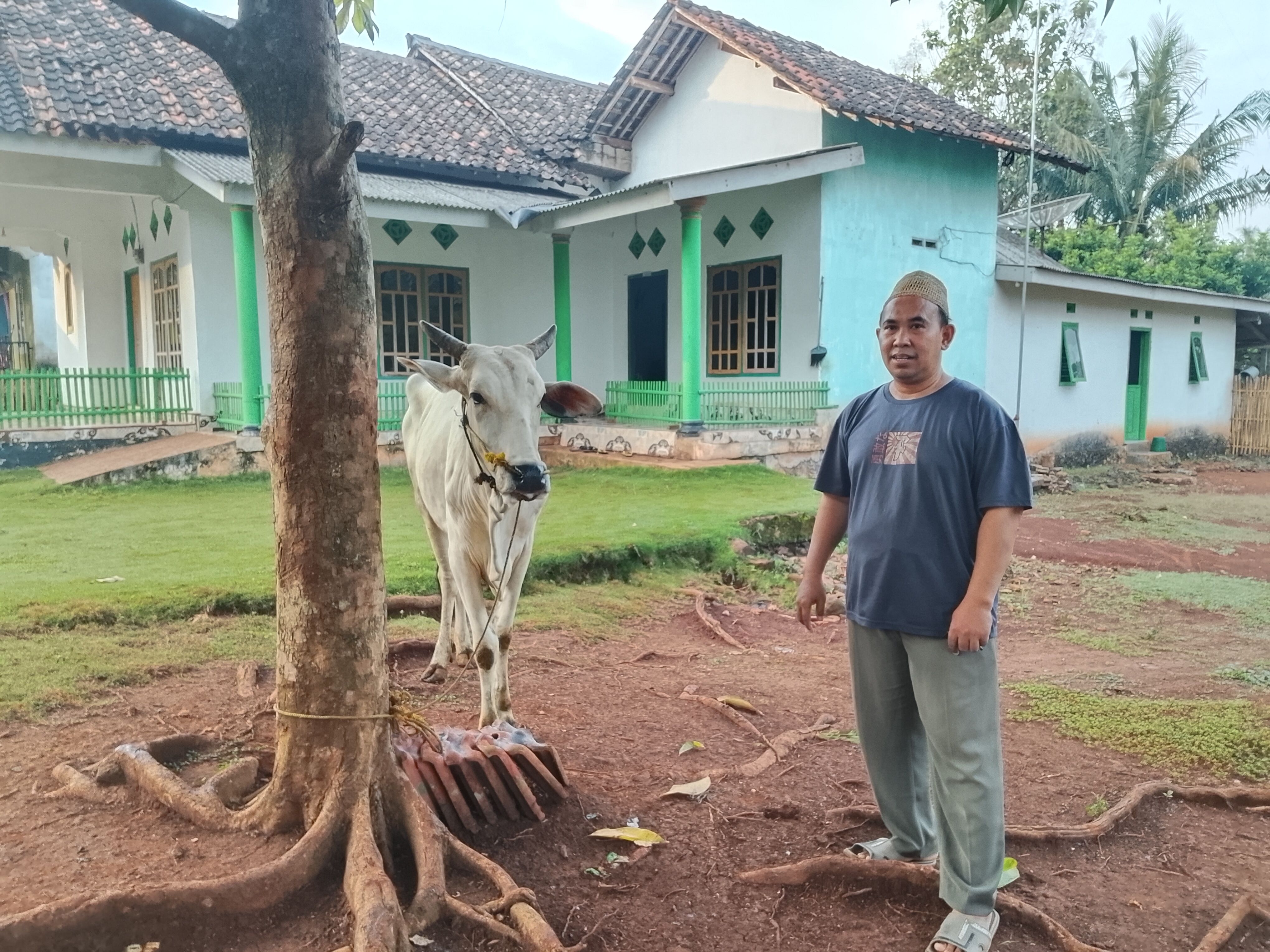 Penyuluh agama IsIam kecamatan Jabung menerima hewan kurban