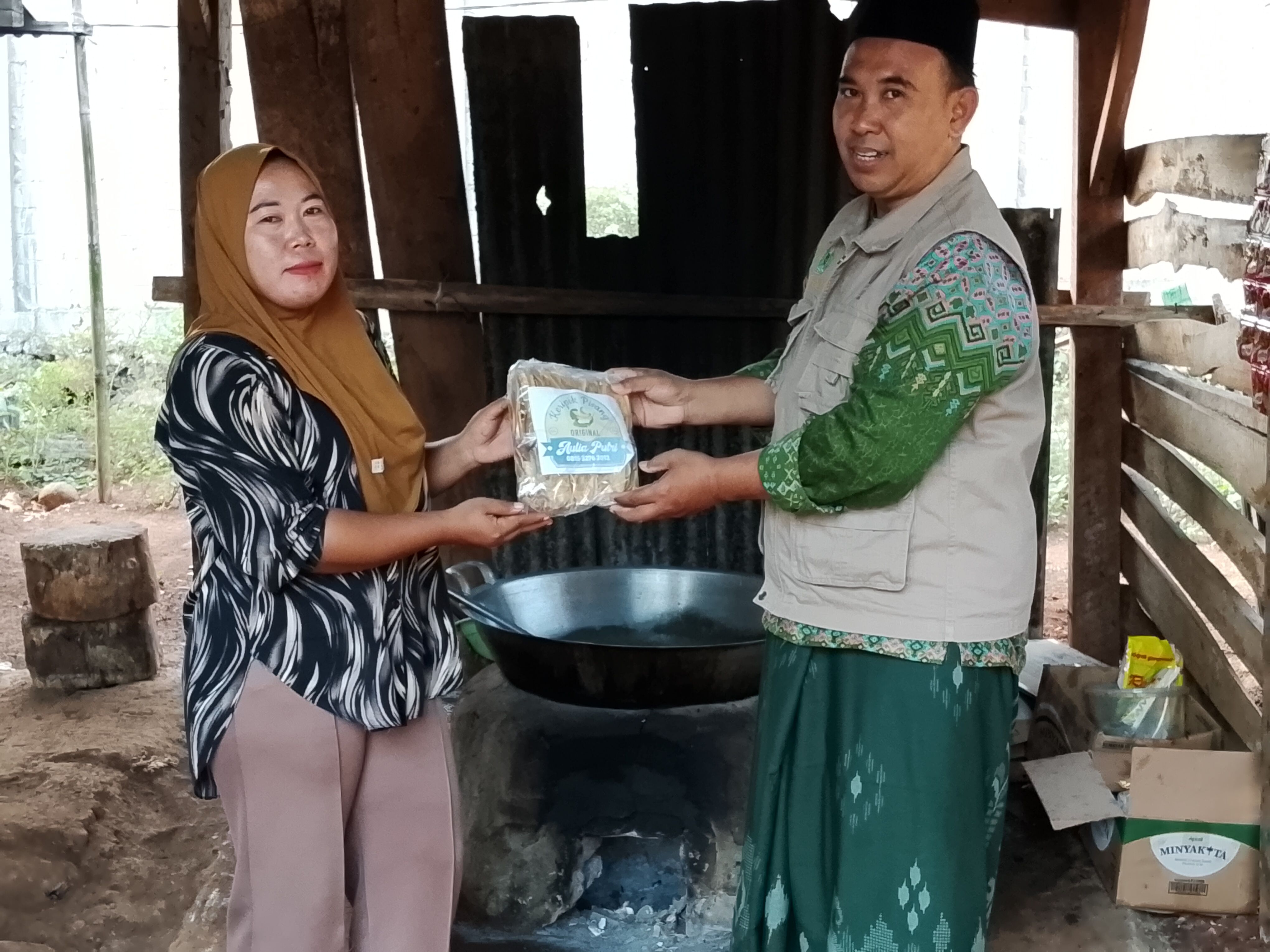 Nur Laila Daftarkan Produk untuk Sertifikasi Halal Gratis di Desa Beteng Sari