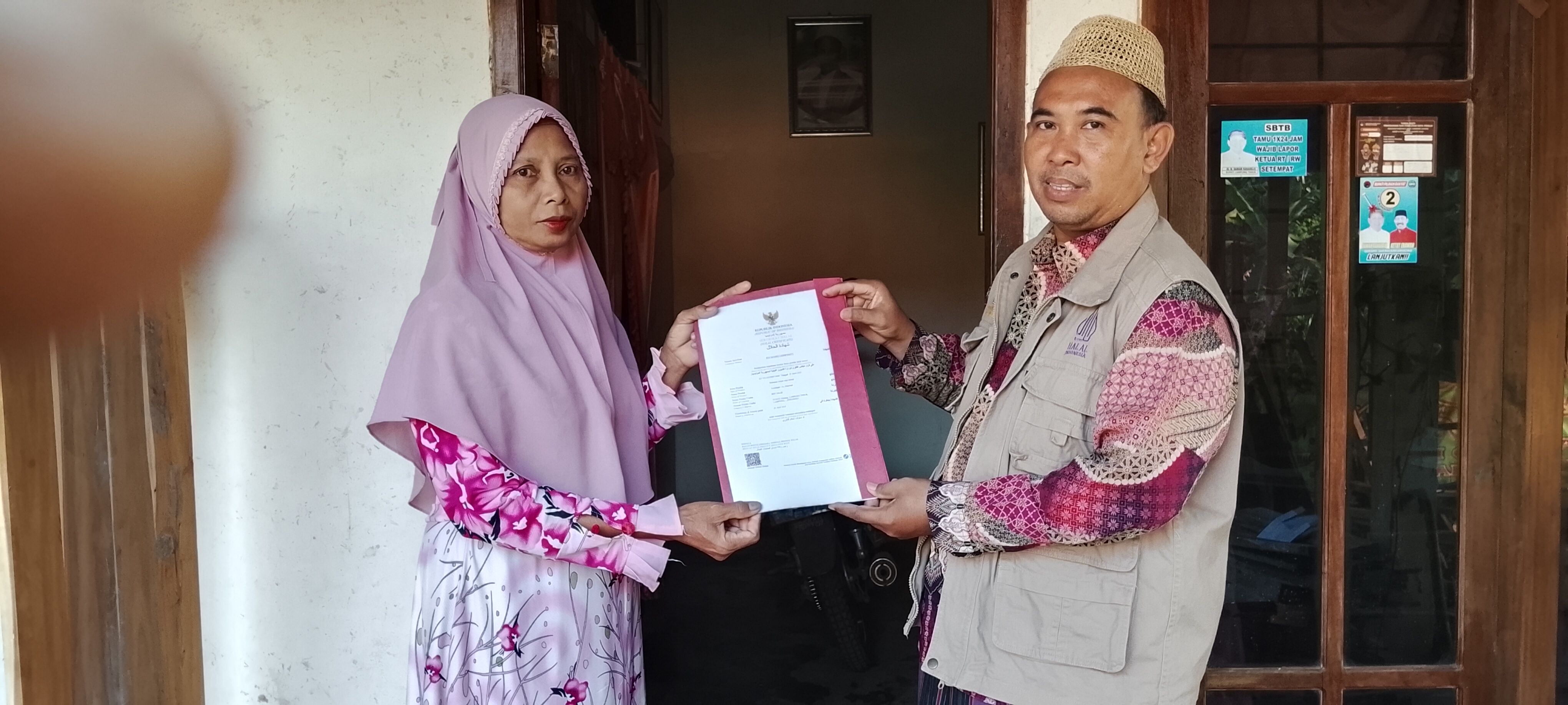 Ibnu yatim, Penyuluh Agama IsIam kecamatan Jabung serahkan sertifikat halal ke pelaku usaha keripik tempe