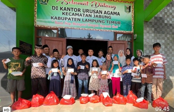 Keluarga KUA Jabung berbagi kepada 15 anak yatim