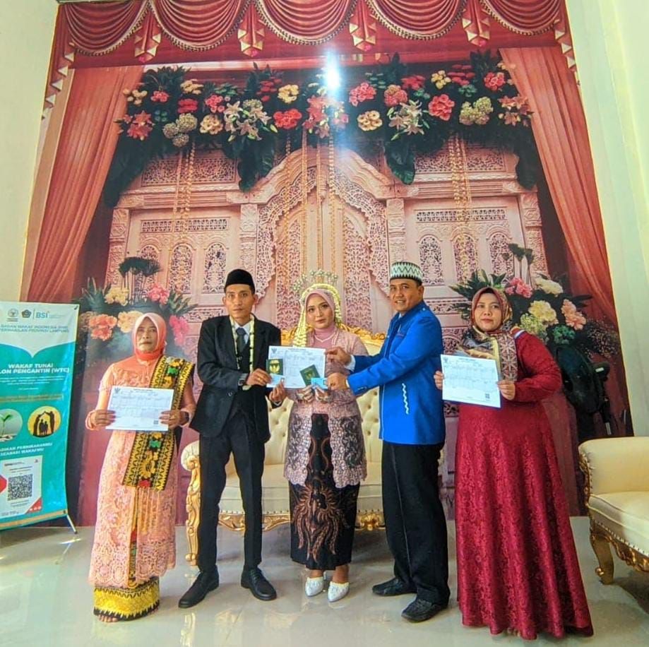 Kepala KUA Labuhan Ratu Serahkan Dokumen KK dan KTP Pengantin Pasca Akad Nikah dengan Program  “KADO NIKAH TERPANA” 