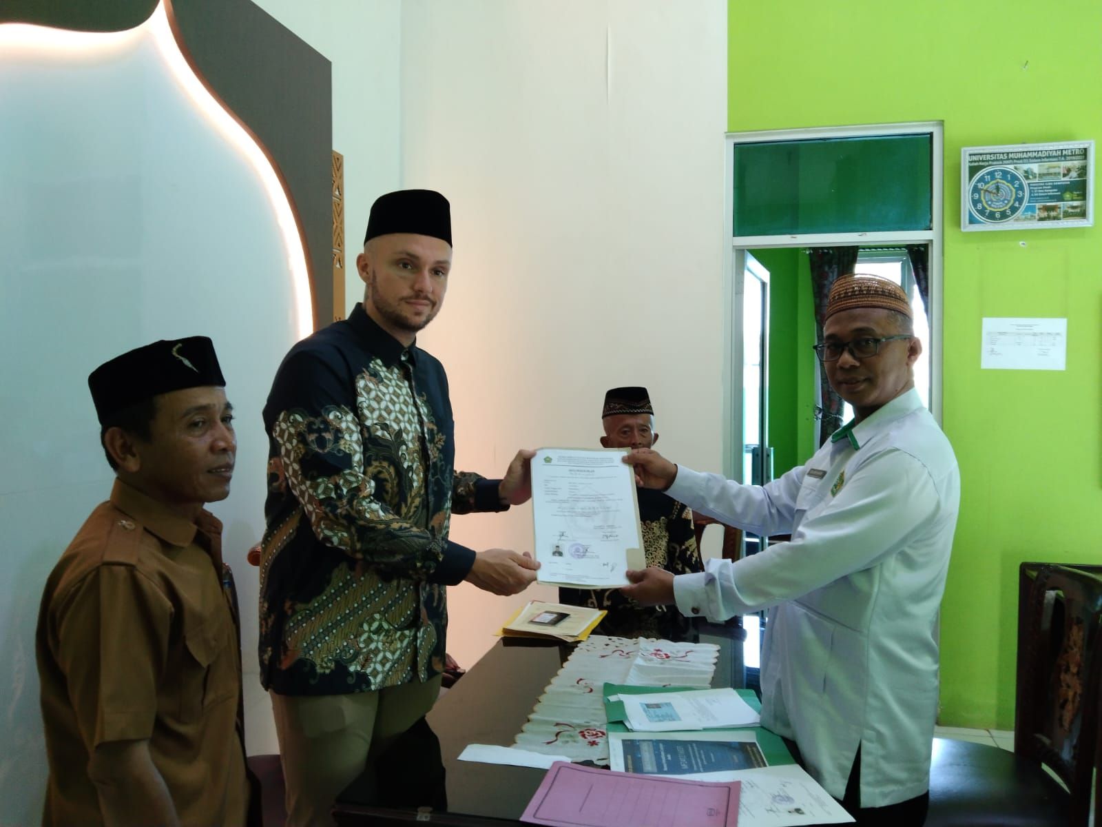 Warga Inggris Resmi Masuk Islam, Ikrar Syahadat di KUA Batanghari