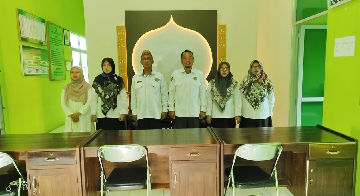 Kobarkan Semangat Nasionalisme: KUA Batanghari Kumandangkan Lagu Indonesia Raya dengan Khidmat