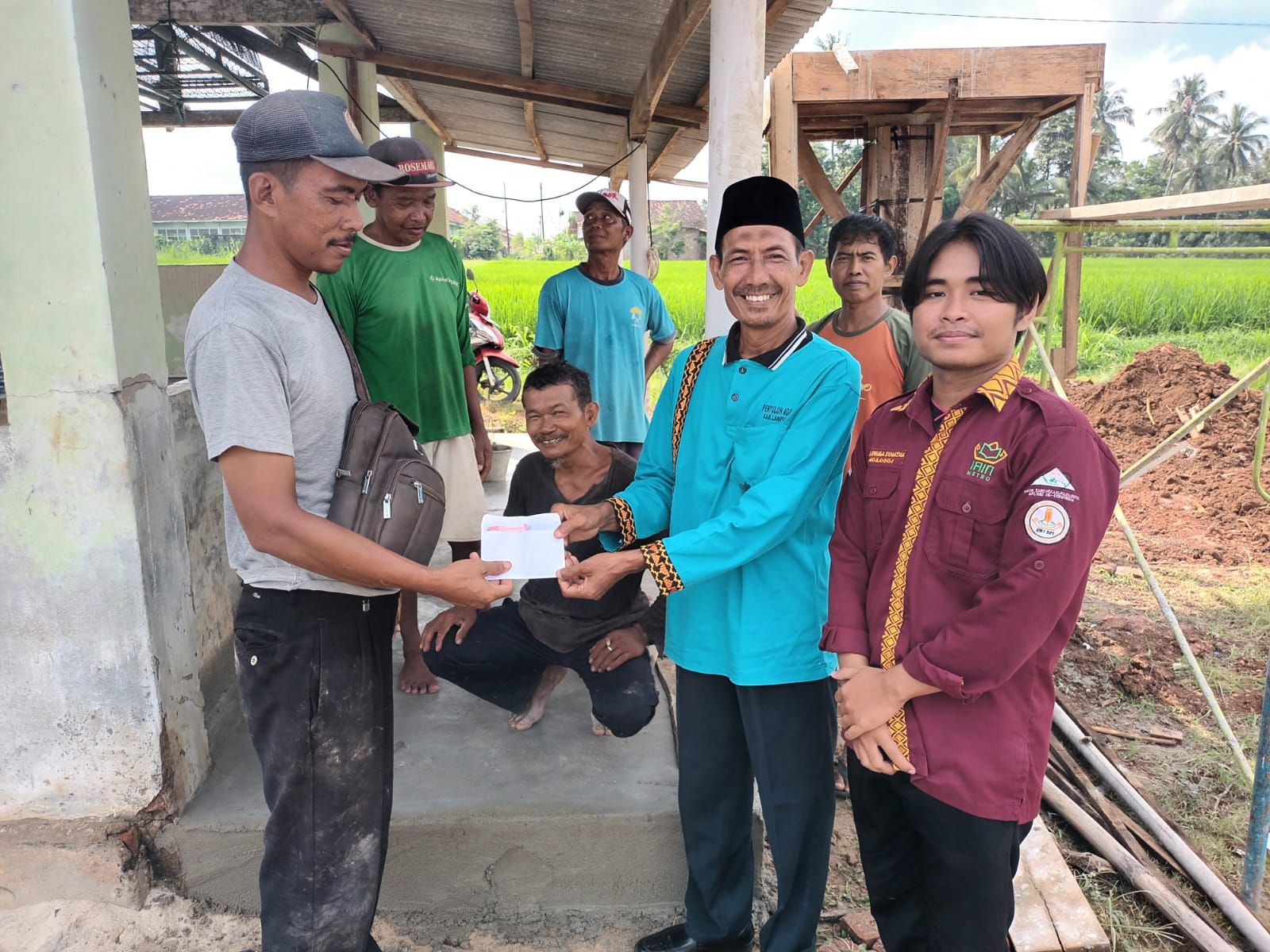 Sinergi Sosial-Religi: KUA Batanghari Salurkan Bantuan untuk TPU Dusun Adiejo Desa Banarjoyo