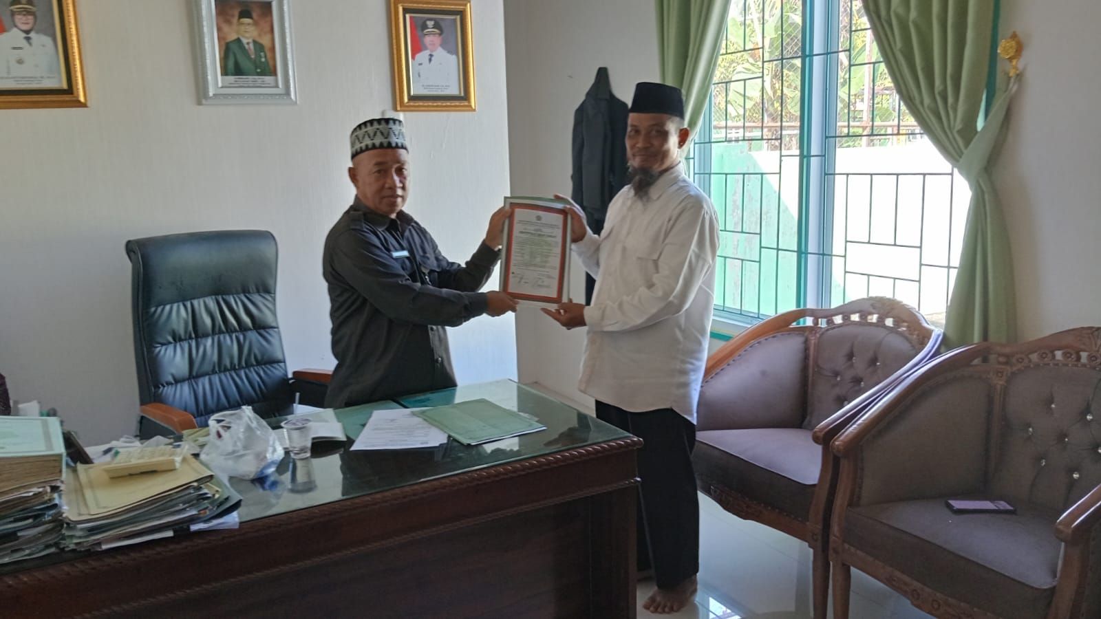 KUA Sekampung Serahkan Sertifikat Arah Kiblat Masjid Al Manar