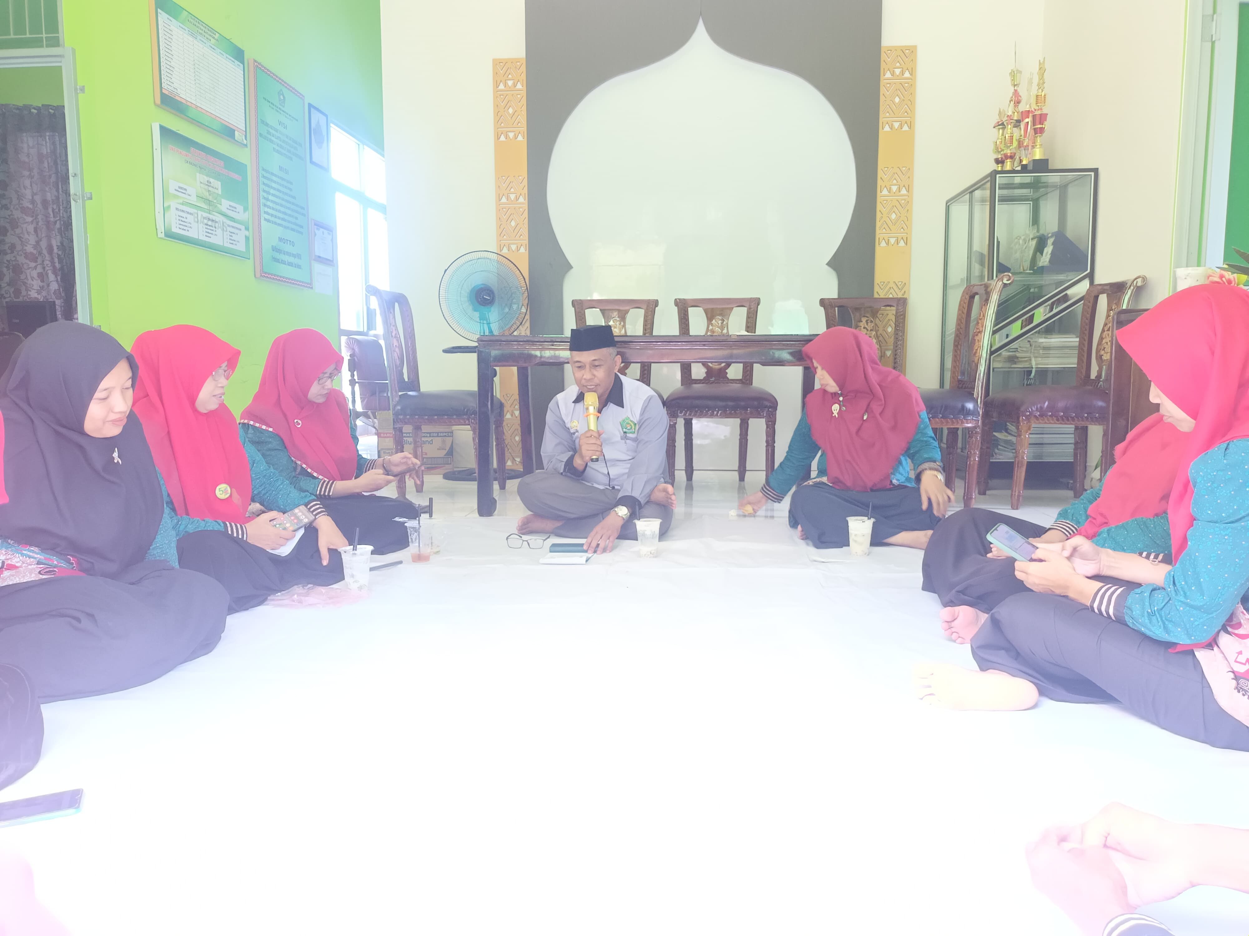 “Syukuran dan Evaluasi: KUA Batanghari Gelar Rakor Bahas Program Kerja Oktober”