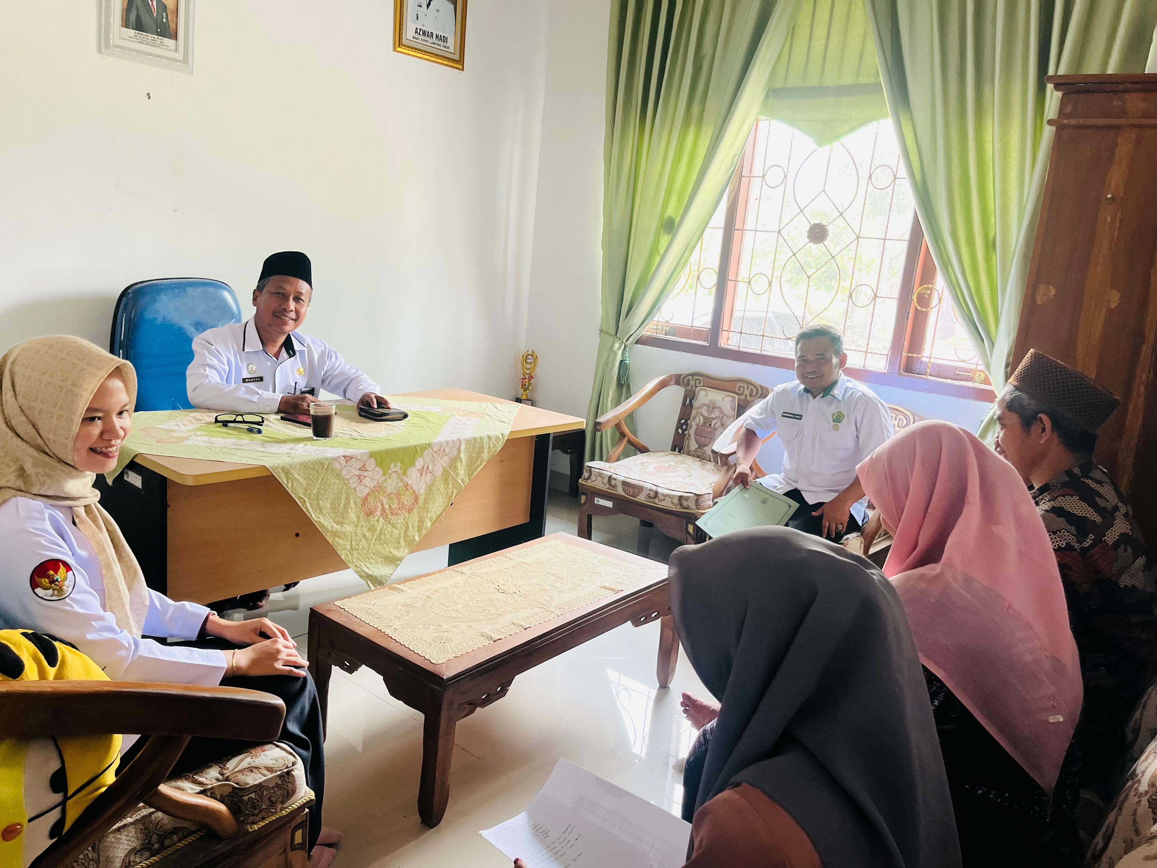 Lakukan Pelayanan Optimal, KUA Waway Karya Melayani Konsultasi e-AIW dan Pengajuan Izin Operasional Pondok Pesantren