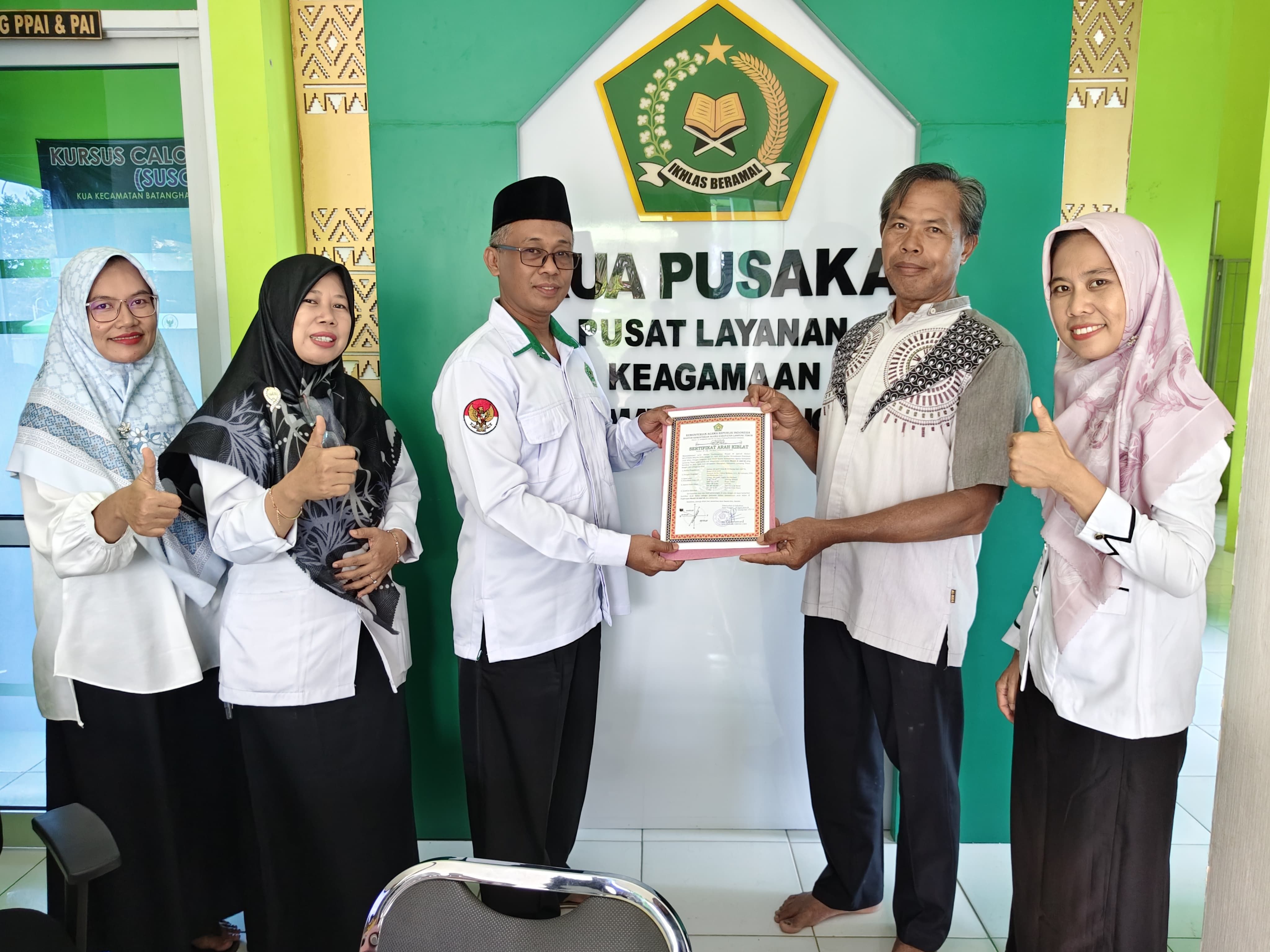 KUA Batanghari Serahkan Sertifikat Arah Kiblat Masjid Al Jami'ah Balerejo