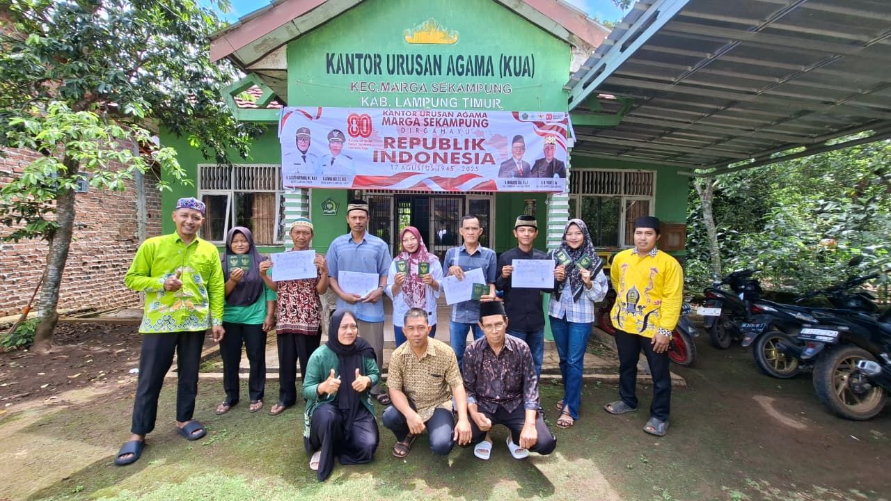 Penyuluh Agama Islam KUA Marga Sekampung Serahkan Buku Nikah kepada Empat Pasang Peserta Sidang Isbat Nikah