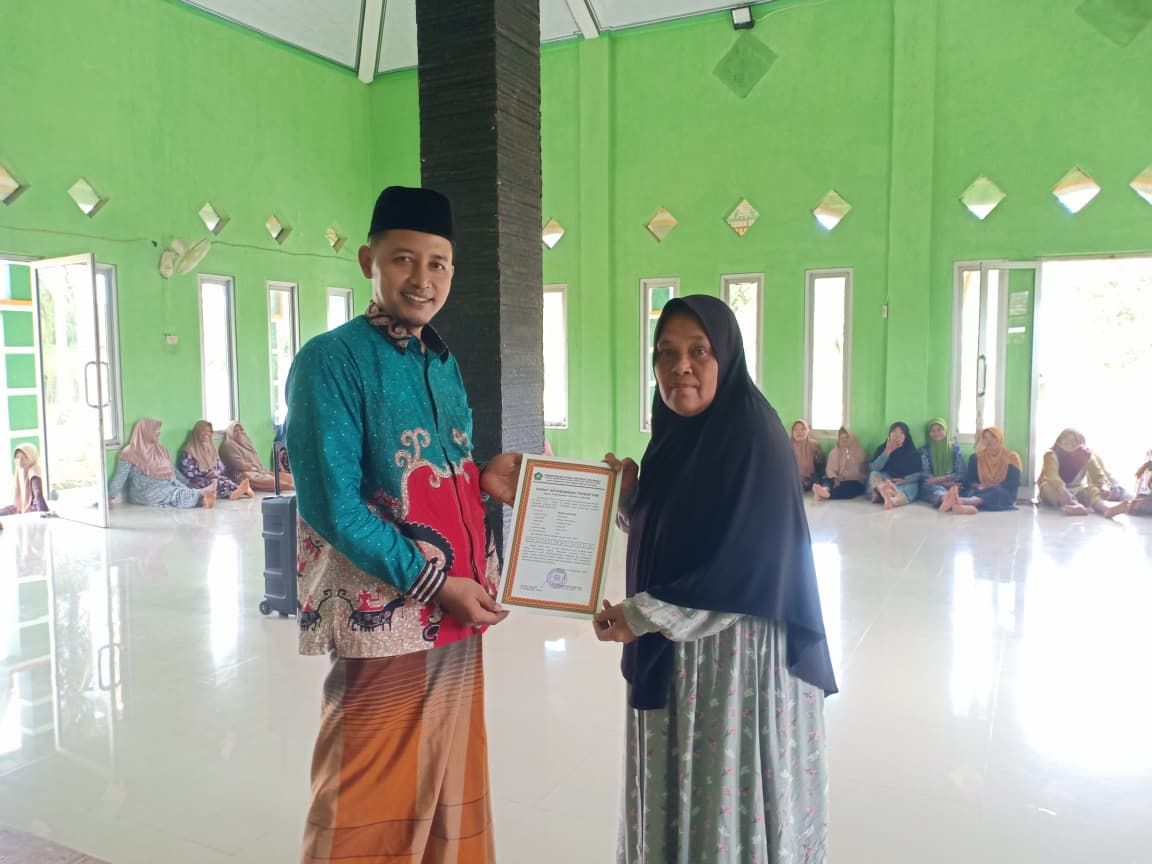Penyuluh Agama Islam Serahkan Izin Operasional Majlis Taklim Nurul Hidayah