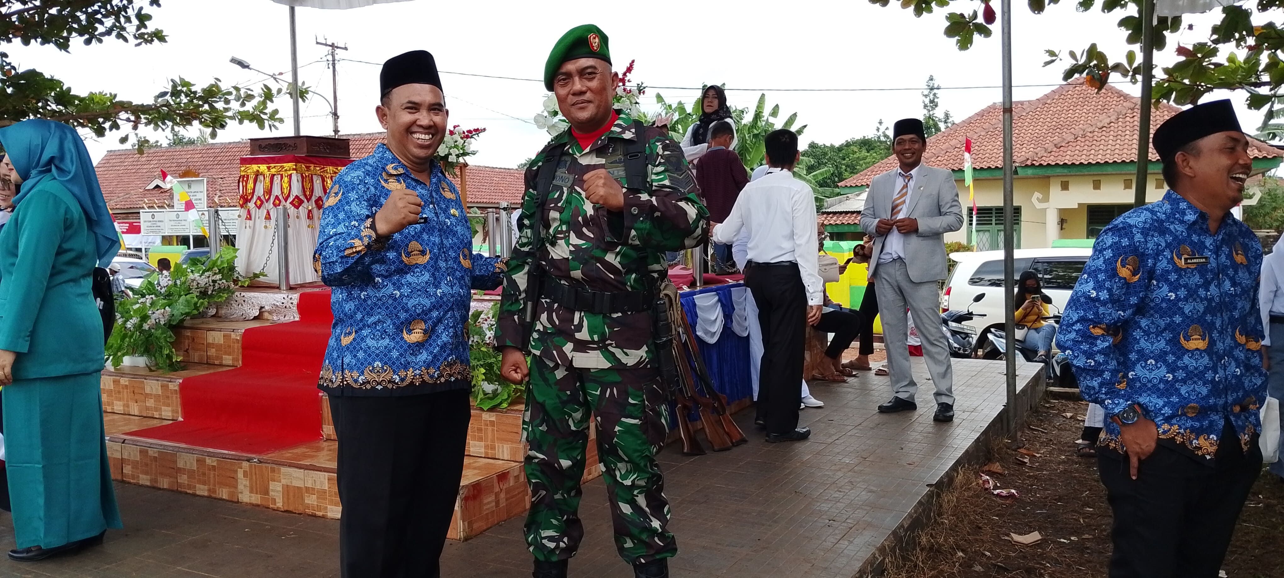 Keluarga besar KUA Jabung ikut memeriahkan upacara kemerdekaan Republik Indonesia