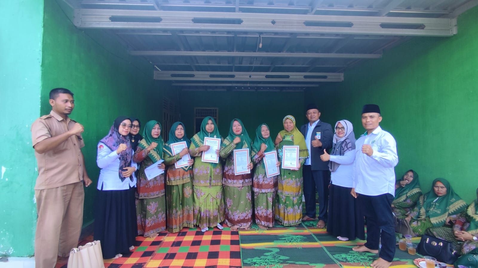 Penguatan Legalitas Majelis Taklim - KUA Labuhan Maringgai Serahkan Izin Operasional Di MT Al-falah Sriminosari
