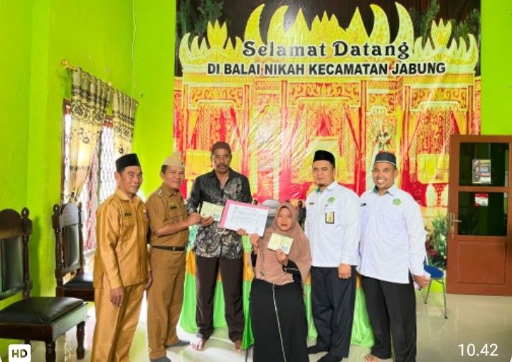 Kepala KUA Jabung serahkan Kutipan Akta Nikah 5 pasang pengantin