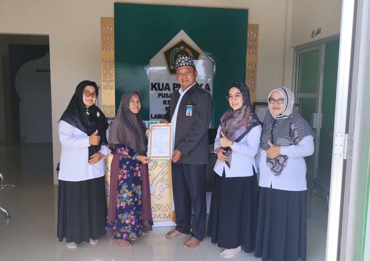 KUA Labuhan Maringgai Serahkan Sertifikat Izin Operasional MT Baiturrohim, Wujud Legalitas Dan Komitmen Dakwah