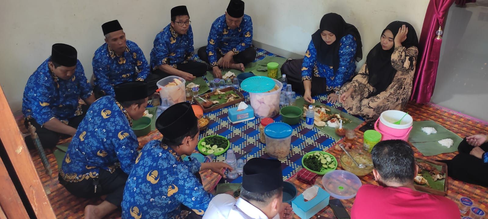 Keluarga Besar KUA Labuhan Ratu Gelar Tasyakuran dan Makan Bersama Selepas Upacara HUT RI ke-80 