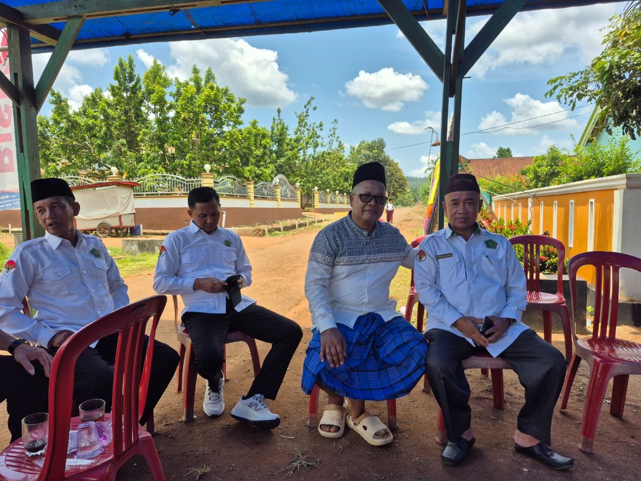 Kepala KUA Sekampung Hadiri Takziyah Ibunda Kepala MAN 1 Lampung Timur di Bandar Agung