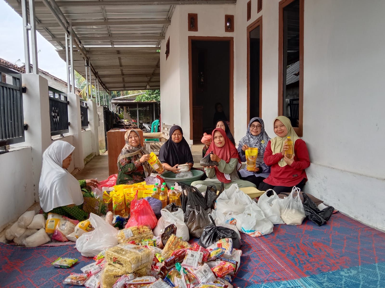 Penyuluh Agama Islam KUA Batanghari Bersama MT Al Muslimah Batangharjo Salurkan 42 Paket Sembako