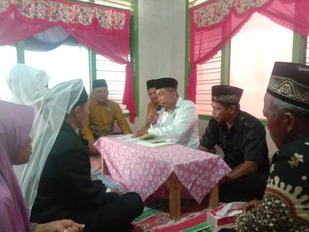 Penghulu KUA Way Bungur Lilik Sutrisno Laksanakan Pencatatan Pernikahan di Desa Tegal Ombo 