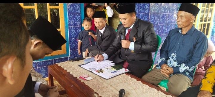 Kepala KUA Jabung Nikahkan Catin di Desa Pematang Tahalo
