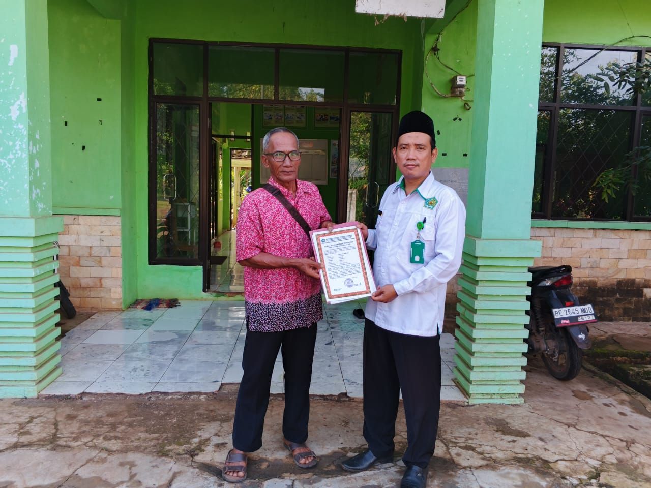 Penyerahan Izin Operasional Majlis Taklim 