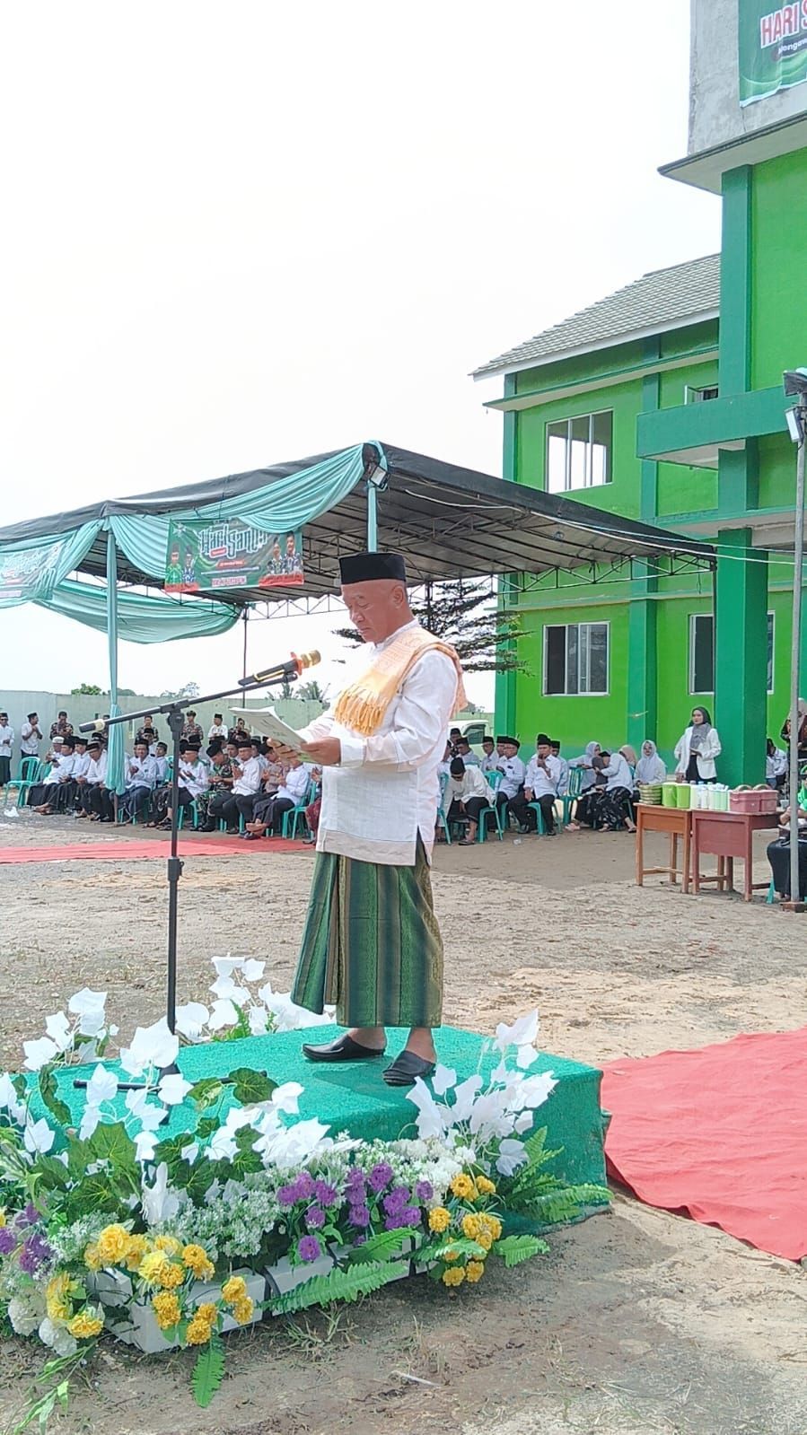 Kepala KUA Sekampung Pimpin Doa Khidmat di Upacara Hari Santri 2025