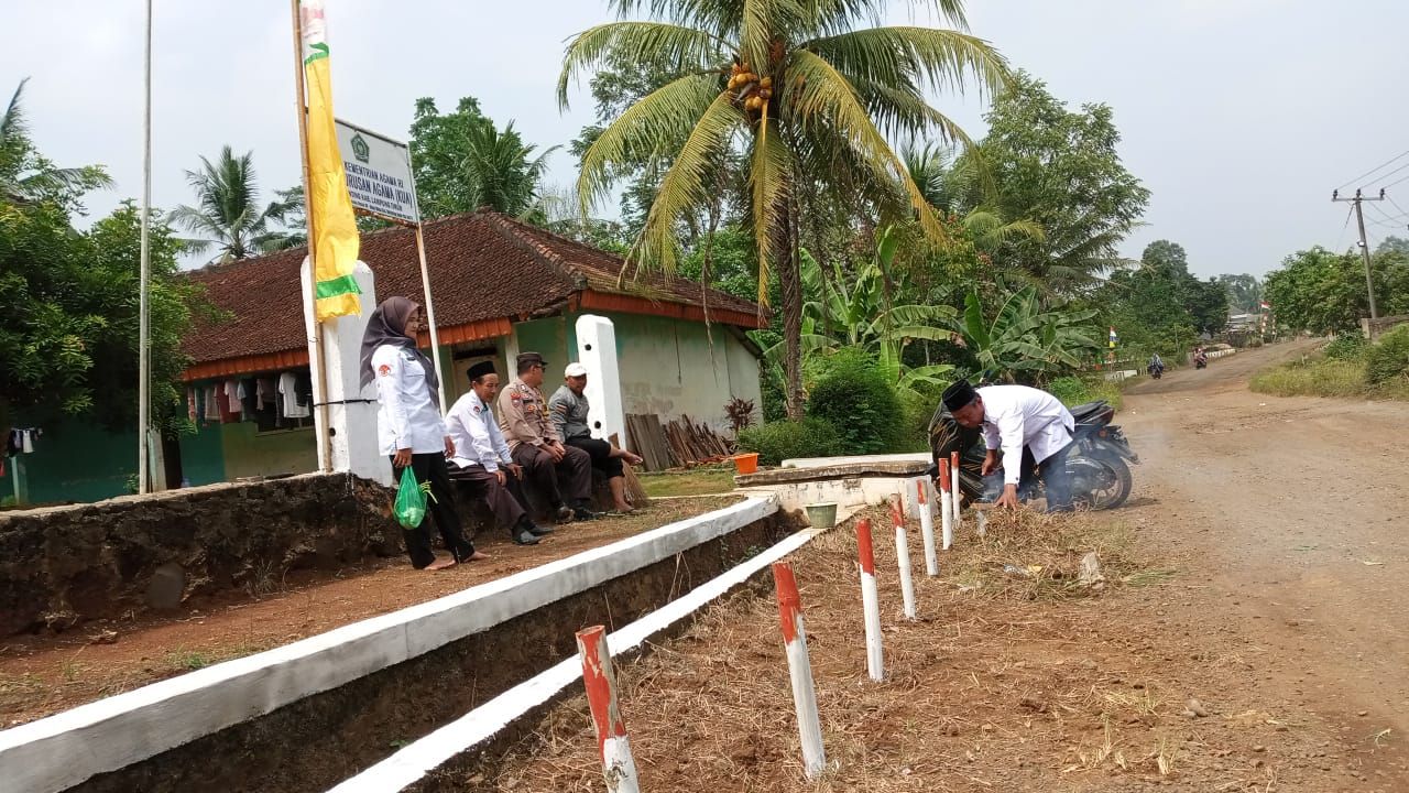 Meriahkan Kemerdekaan, KUA Melinting Wujudkan Lingkungan Bersih dan Indah