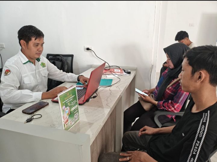 Pelayanan Prima : Zaynal dan Barkah Layani Pembuatan Izin Operasional Majelis Ta'lim di MPP Lampung Timur 