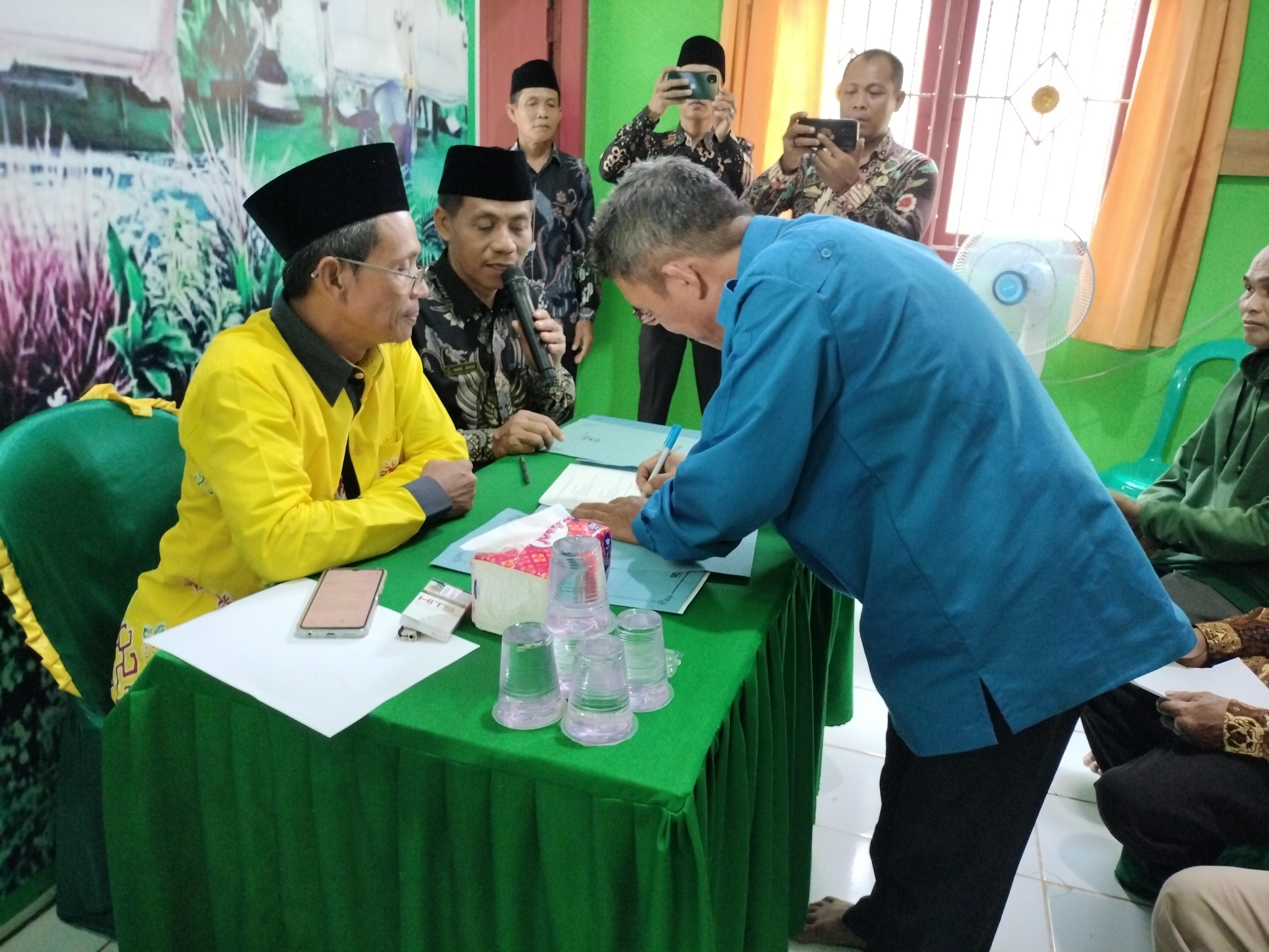 Penandatanganan Akta Ikrar Wakaf dan Pembinaan Nadzir Wakaf di KUA Mataram Baru