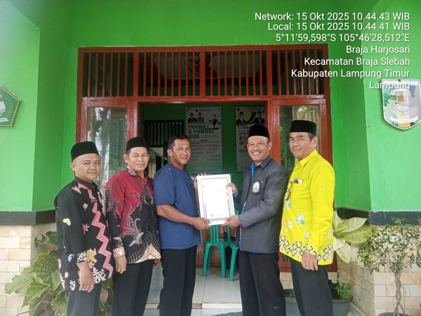 KUA Braja Selebah Serahkan Sertifikat ID Masjid kepada Dua Masjid di Braja Luhur