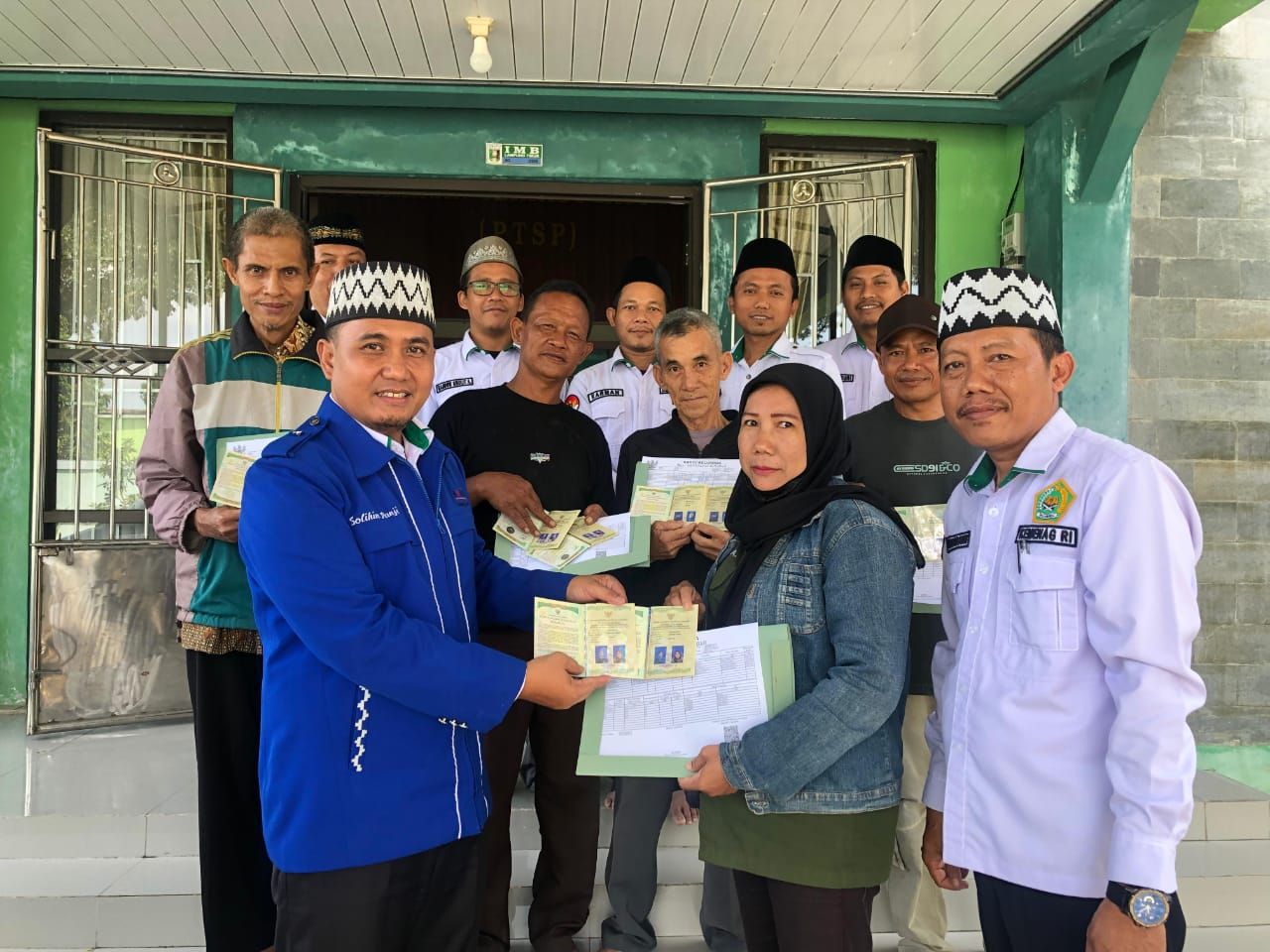Kepala KUA Labuhan Ratu Serahkan Buku Nikah dan KK kepada Peserta Isbat Nikah Terpadu 