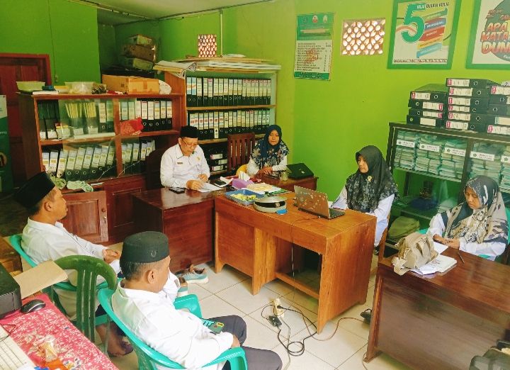 Rakor Bulanan KUA Way Bungur: Miftahudin Sampaikan Verivikasi Sarana dan Prasarana Ponpes dan Persiapan Bimbingan Pra Nikah
