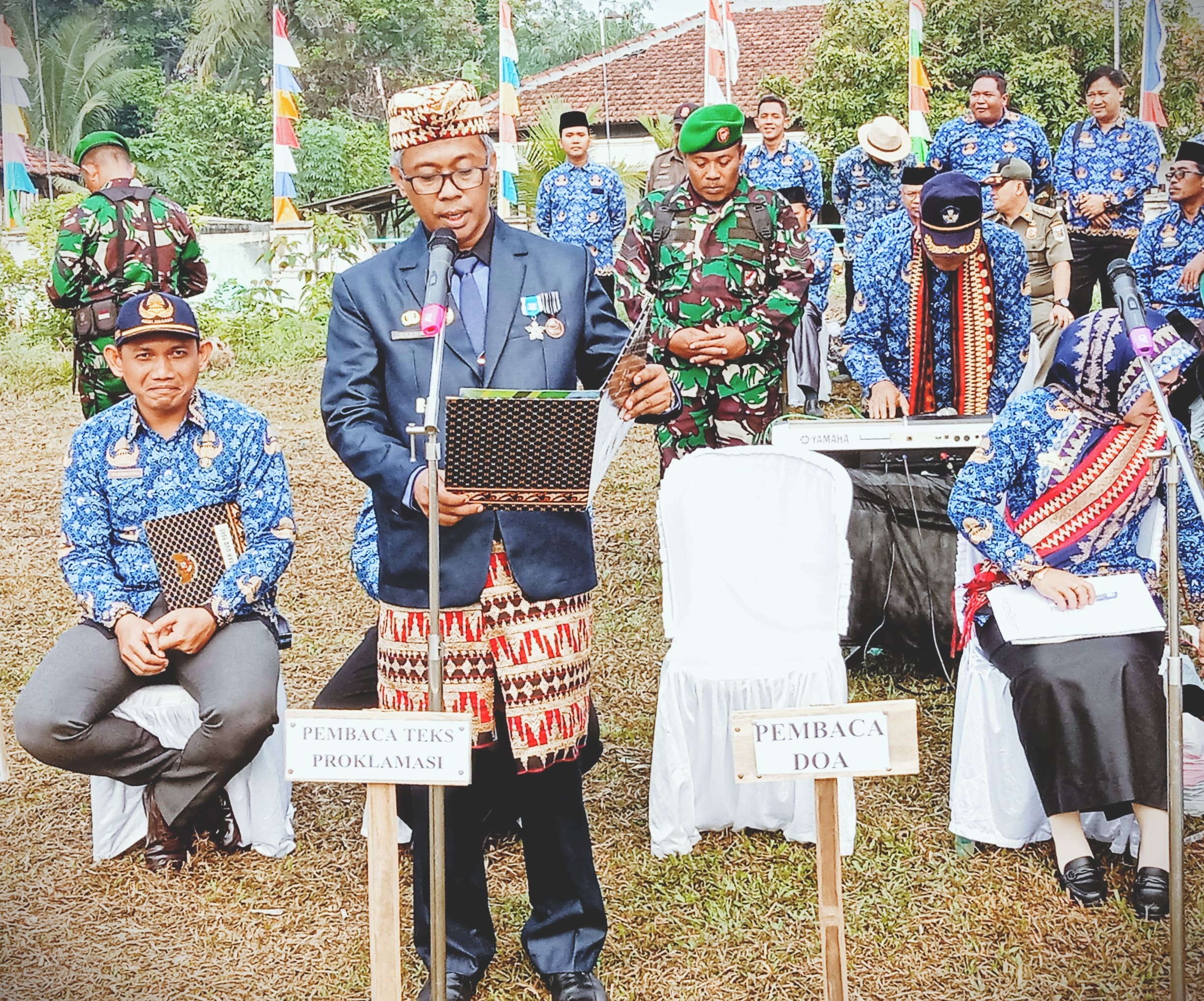 Kepala KUA Batanghari Pimpin Doa dalam Upacara HUT RI ke-79