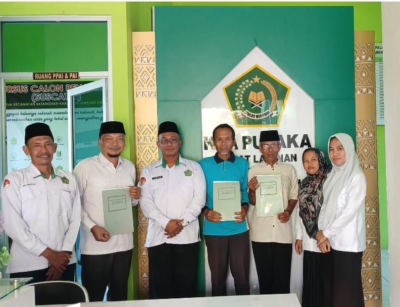 KUA Batanghari dan Penyuluh Agama Islam Berkolaborasi Serahkan 3 e-AIW kepada Nazhir
