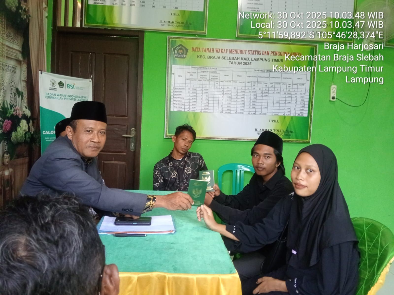 Penyerahan Buku Nikah oleh Kepala KUA Braja Selebah 