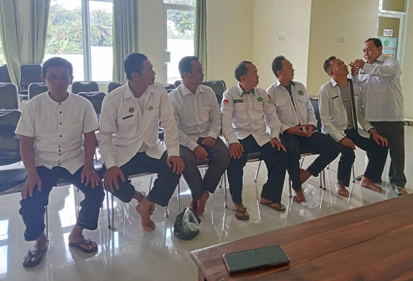 Pegawai KUA Marga Tiga Ikuti Terapi Gurah untuk Kesehatan Pernafasan