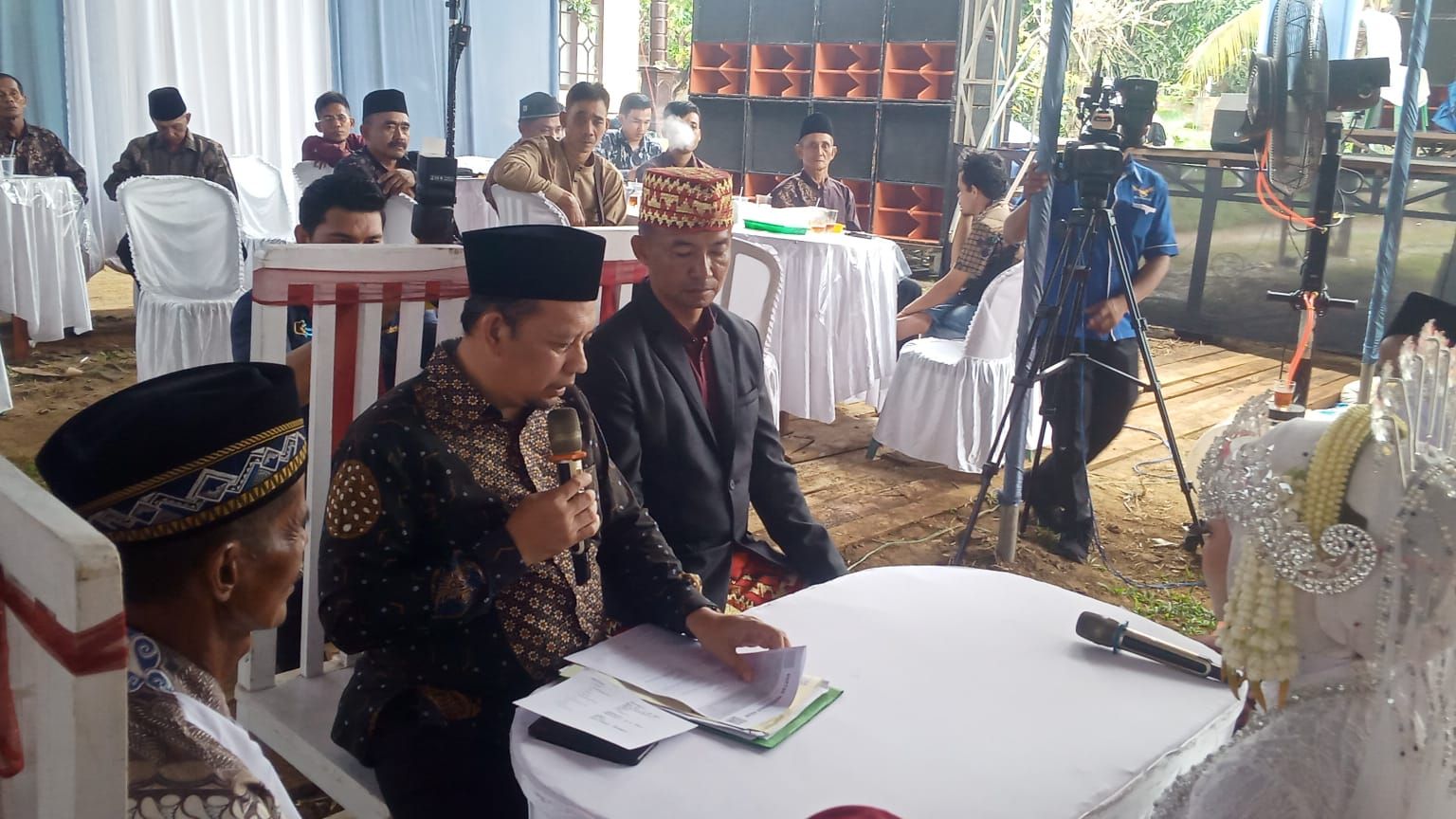 Kepala KUA Way Bungur Laksanakan Pencatatan Pernikahan di desa Tambah Subur 
