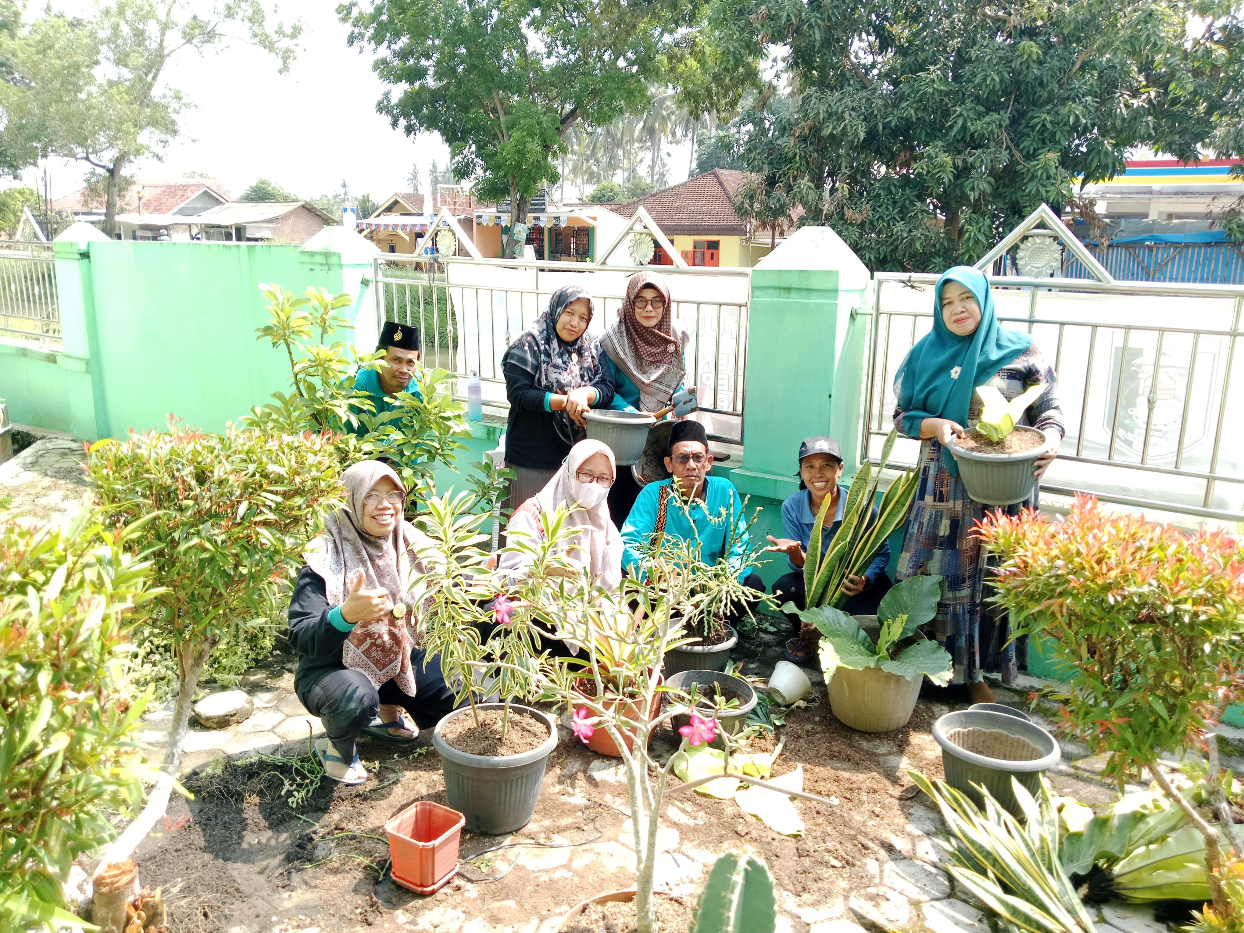 Jum’at Bersih di KUA Batanghari, Lingkungan Nyaman Wujudkan Layanan Bersahabat