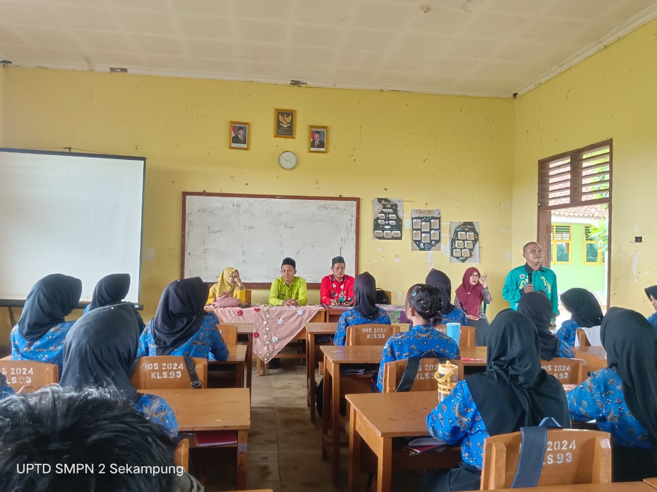 Remaja Rentan Pergaulan Bebas, Penyuluh Agama KUA Sekampung Edukasi Siswa SMPN 2