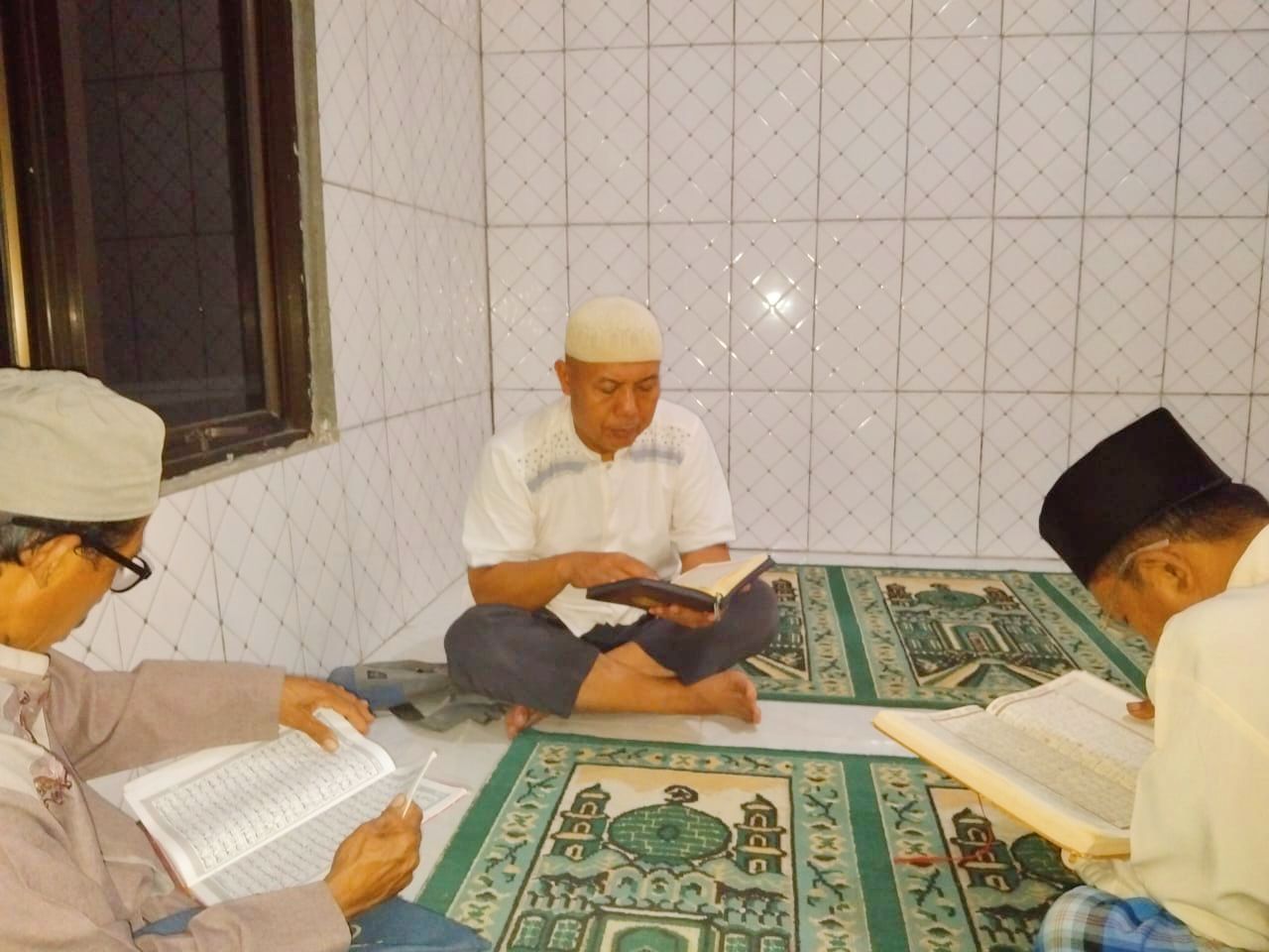 Tetap Mengabdi: Mantan Penyuluh Agama Islam Ini Tak Tinggalkan Majelis Taklim Meski Kini Jadi Operator KUA